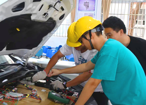 “赛课”融通展风采，以赛促训强技能——惠州经济职业技术学院举行首届纯电动汽车技术与服务技能竞赛