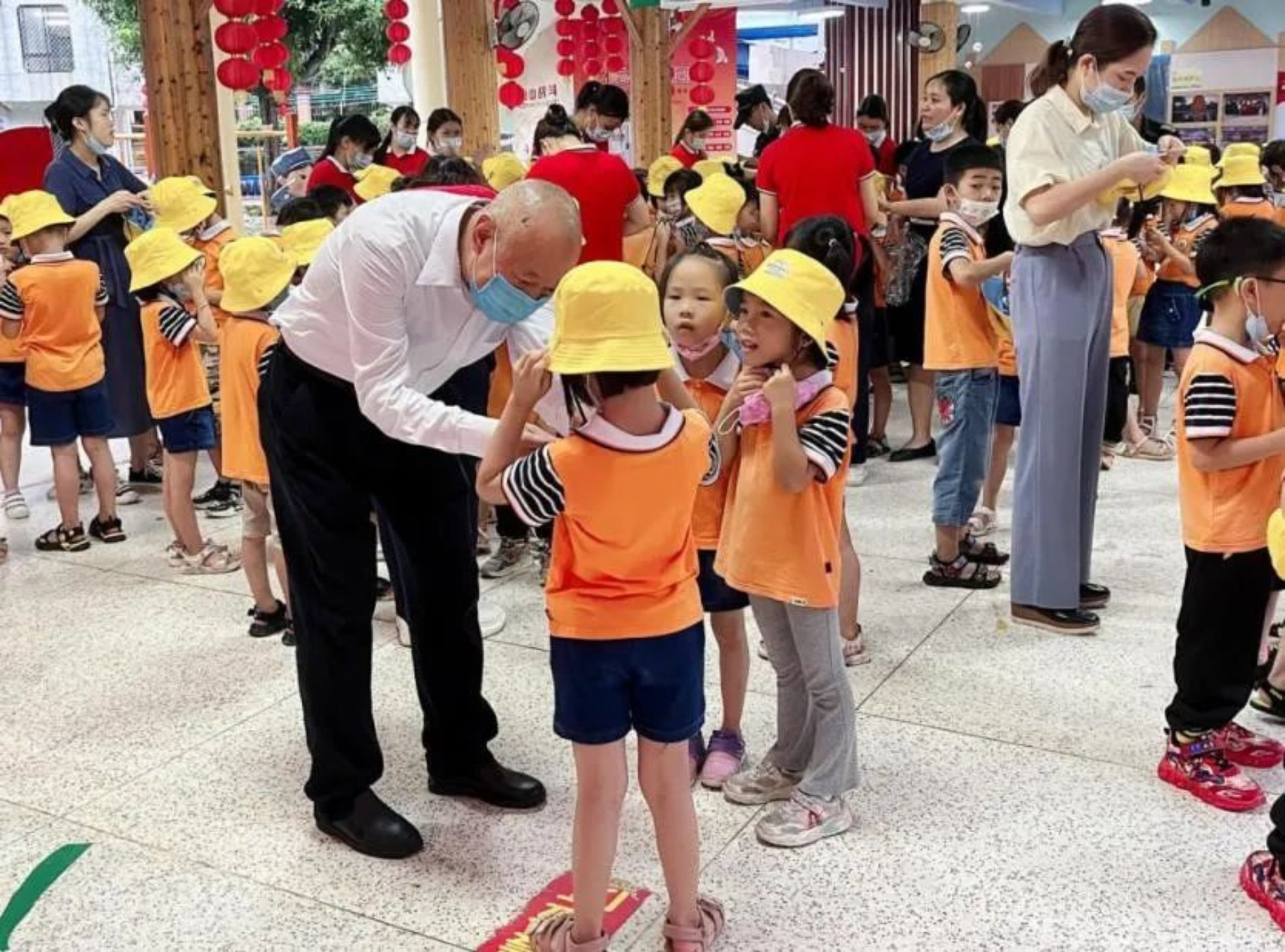 大手拉小手，共建助成长—— 广州南方学院到从化区温泉镇幼儿园开展慰问活动