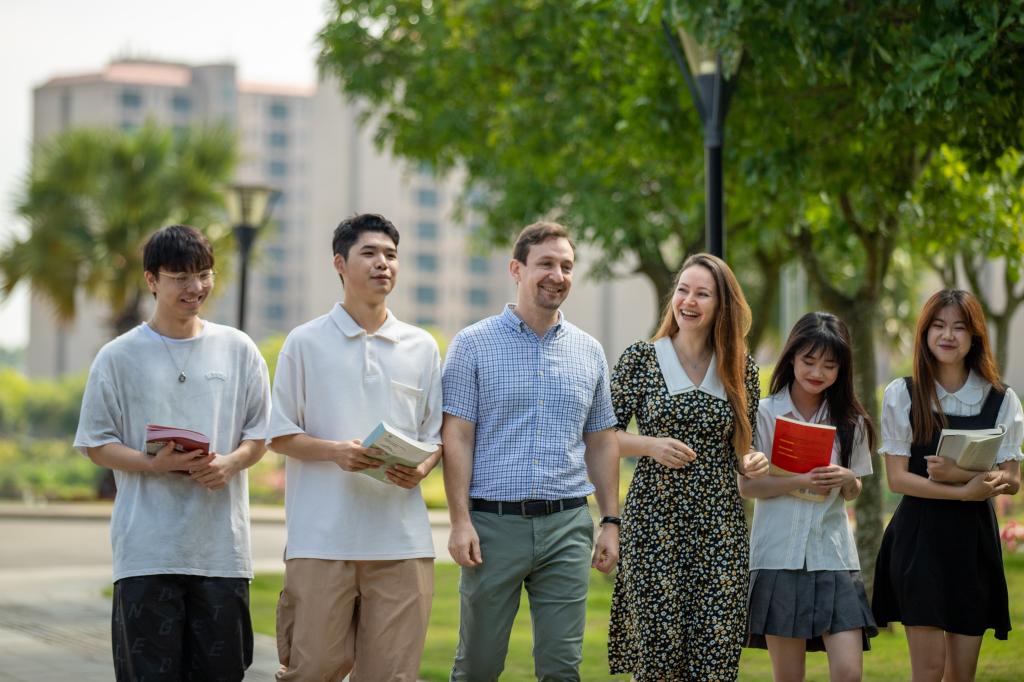 【“四个一流”新突破】湛江科技学院英语专业：师生屡获国家级奖项，“一专”又“多能”
