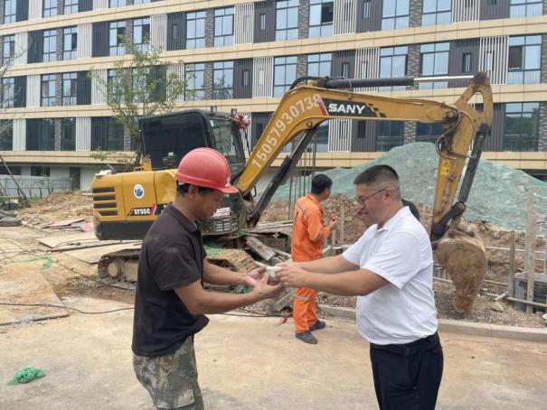 义乌工商职业技术学院校领导带队走访慰问暑期一线施工及值班人员