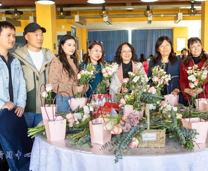 云南艺术学院举办“三八”国际劳动妇女节插花活动