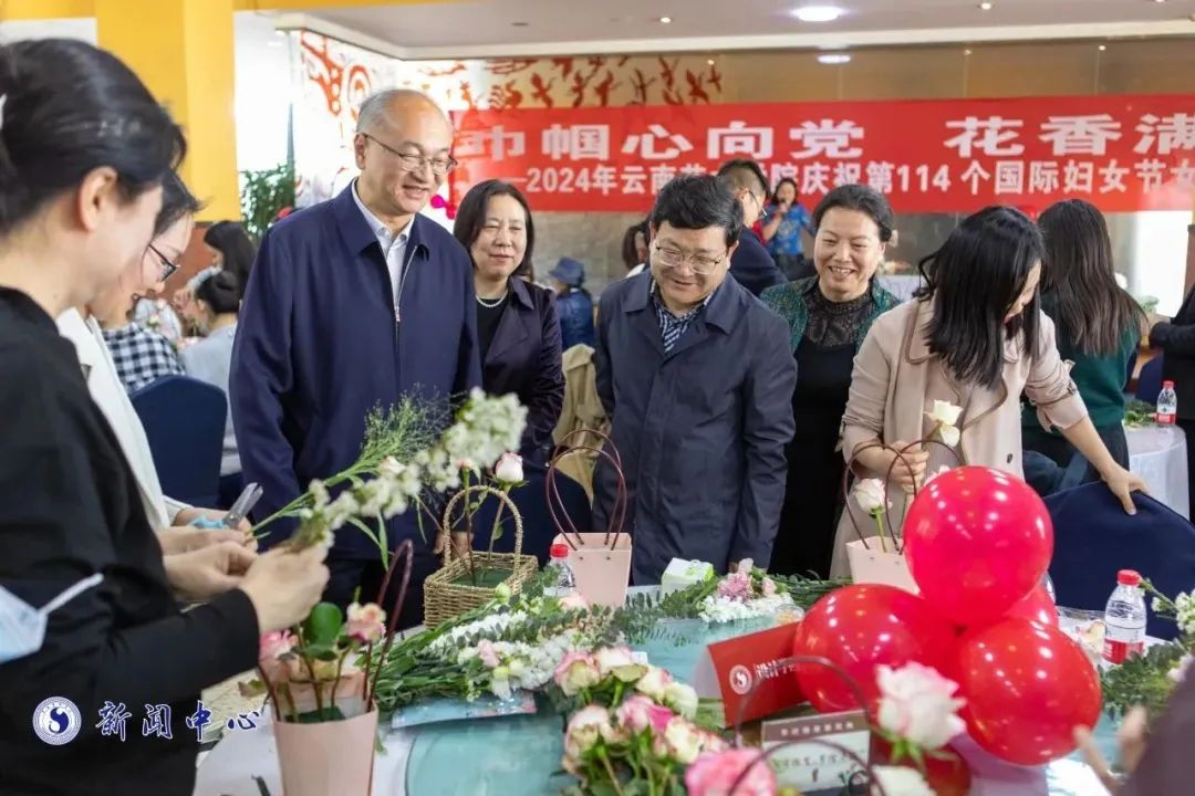 云南艺术学院举办“三八”国际劳动妇女节插花活动