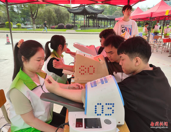 献血车进校园，广东外语外贸大学南国商学院178名师生积极献血