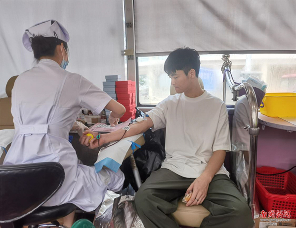 献血车进校园，广东外语外贸大学南国商学院178名师生积极献血